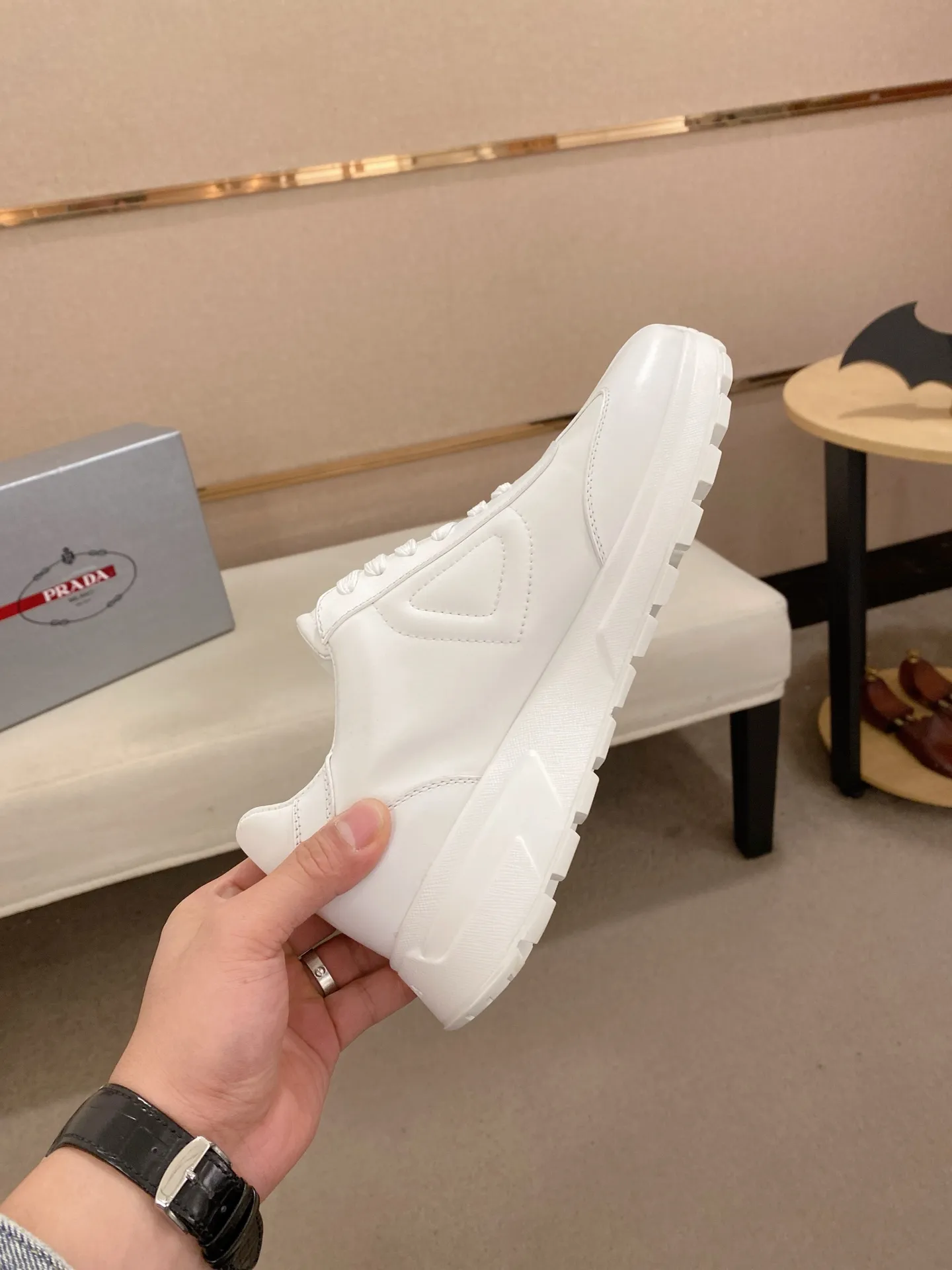 Men's shoes 💰 580💰 ✔️✔️✔️Higher version High-quality new PRADA (Prada) counters are launched simultaneously. The new men's shoes and 😘 fabrics are made of high-tech glue-spraying technology. Lining: Full cowhide lining. 👍🏿 High-end ☄️ air-cushion molded anti-slip rubber outsole, exquisite lines, simple and elegant, comfortable and high-end for leisure travel. Code number: 38 to 44 (45 can be customized and cannot be returned or exchanged)
